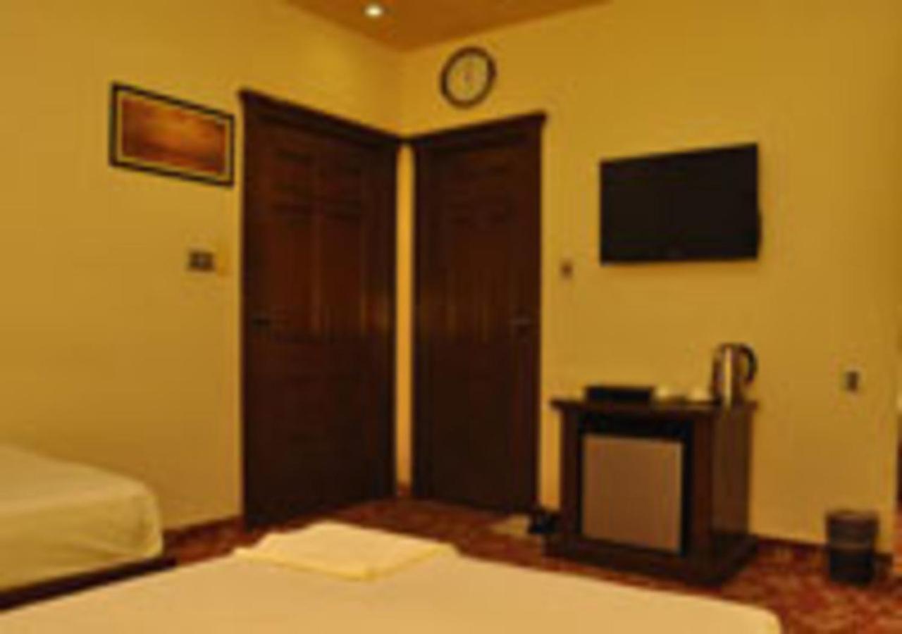 Rajone Hotel Faisalabad Exterior foto