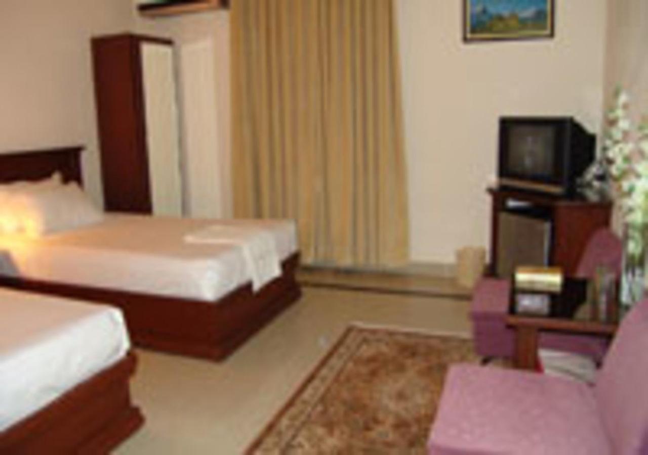 Rajone Hotel Faisalabad Exterior foto